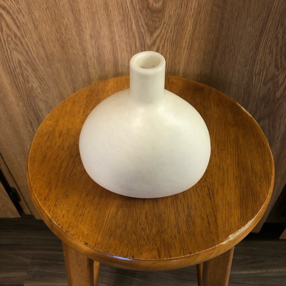 Mid Century Style Cream White Vase - Picture 2 of 5
